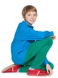 Menino de assento do preteen da forma fotografia de stock Menino de assento do preteen da forma fotografia de stock