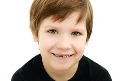 Menino de sorriso sem um dente de bebê em um fundo branco imagens de stock royalty free Menino de sorriso sem um dente de bebê em um fundo branco imagens de stock royalty free