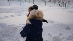 Menino e menina que jogam fora no inverno Um dia de inverno frio filme Menino e menina que jogam fora no inverno Um dia de inverno frio filme