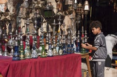 Menino egípcio, vendedor ambulante, loja do cachimbo de água de Shisha fotografia de stock Menino egípcio, vendedor ambulante, loja do cachimbo de água de Shisha fotografia de stock