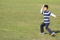 Menino japonês que joga a captura imagens de stock Menino japonês que joga a captura imagens de stock
