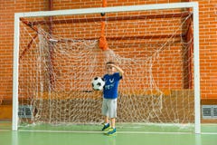 Menino novo que tem o divertimento como uma goleiros do futebol imagem de stock royalty free Menino novo que tem o divertimento como uma goleiros do futebol imagem de stock royalty free