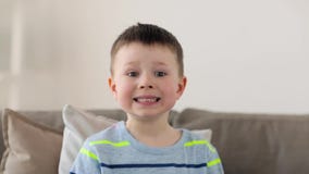 Menino pequeno de sorriso do preteen em casa video estoque Menino pequeno de sorriso do preteen em casa video estoque