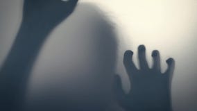 Menino possuído que risca o vidro com mãos, silhueta fêmea assustador, horror Criatura espectral assustador atrás do vidro filme Menino possuído que risca o vidro com mãos, silhueta fêmea assustador, horror Criatura espectral assustador atrás do vidro filme