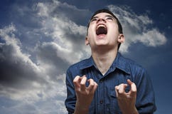 Menino que grita fotografia de stock Menino que grita fotografia de stock