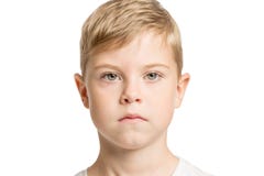 Menino sério bonito com os olhos azuis grandes, isolados no fundo branco imagem de stock Menino sério bonito com os olhos azuis grandes, isolados no fundo branco imagem de stock