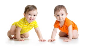 Meninos de bebês de rastejamento bonitos isolados no branco fotografia de stock Meninos de bebês de rastejamento bonitos isolados no branco fotografia de stock