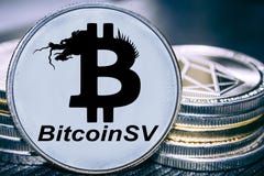 Menniczy cryptocurrency Bitcoin SV na tle sterta monety Satoshi wzrok zdjęcie stock Menniczy cryptocurrency Bitcoin SV na tle sterta monety Satoshi wzrok zdjęcie stock