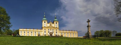 Menor de la basílica en la colina santa cerca de la ciudad Olomouc foto de archivo libre de regalías Menor de la basílica en la colina santa cerca de la ciudad Olomouc foto de archivo libre de regalías