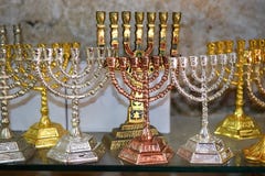 Menorah decorativo (hanukkiah), castiçal religioso imagens de stock royalty free Menorah decorativo (hanukkiah), castiçal religioso imagens de stock royalty free