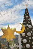 Menorah del árbol de navidad, de Jánuca y creciente en Haifa, Israel foto de archivo Menorah del árbol de navidad, de Jánuca y creciente en Haifa, Israel foto de archivo