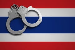 Menottes de drapeau et de police de la Thaïlande Le concept du crime et des offenses dans le pays photo libre de droits Menottes de drapeau et de police de la Thaïlande Le concept du crime et des offenses dans le pays photo libre de droits