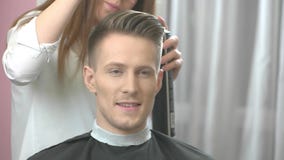 Mens bij kapper het glimlachen Mens bij kapper het glimlachen