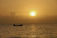 Mens in de boot tijdens zonsondergang op Adaman-overzees royalty-vrije stock afbeelding Mens in de boot tijdens zonsondergang op Adaman-overzees royalty-vrije stock afbeelding