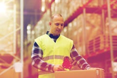 Mens in de verpakkingsdoos van het veiligheidsvest bij pakhuis stock afbeelding Mens in de verpakkingsdoos van het veiligheidsvest bij pakhuis stock afbeelding