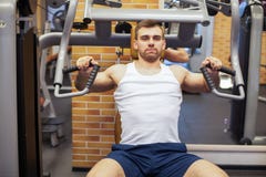 Mens die bij gymnastiek uitoefent Geschiktheidsatleet die borstoefeningen op de verticale machine van de bankpers doen royalty-vrije stock afbeeldingen Mens die bij gymnastiek uitoefent Geschiktheidsatleet die borstoefeningen op de verticale machine van de bankpers doen royalty-vrije stock afbeeldingen