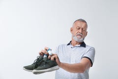 Mens die de verfrissing van de capsuleschoen in schoeisel zetten royalty-vrije stock afbeeldingen Mens die de verfrissing van de capsuleschoen in schoeisel zetten royalty-vrije stock afbeeldingen