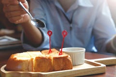 Mens die dikke boterbroodtoost met hoge calorieën in de de koffiewinkel en koffie eten in de ochtend met exemplaarruimte voor ont stock afbeeldingen Mens die dikke boterbroodtoost met hoge calorieën in de de koffiewinkel en koffie eten in de ochtend met exemplaarruimte voor ont stock afbeeldingen