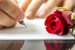 Mens die een brief schrijven aan zijn liefje stock fotografie Mens die een brief schrijven aan zijn liefje stock fotografie