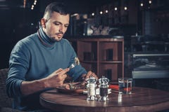 Mens die in een restaurant eet royalty-vrije stock afbeelding Mens die in een restaurant eet royalty-vrije stock afbeelding