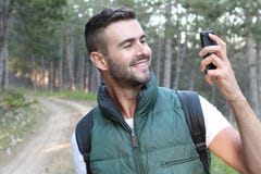 Mens die een werkelijkheidssmartphone app in openlucht gebruiken royalty-vrije stock afbeelding Mens die een werkelijkheidssmartphone app in openlucht gebruiken royalty-vrije stock afbeelding
