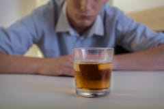 Mens die met alcoholverslaving worstelen