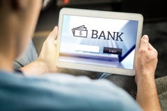 Mens die mobiele banktoepassing met tablet gebruiken royalty-vrije stock fotografie Mens die mobiele banktoepassing met tablet gebruiken royalty-vrije stock fotografie