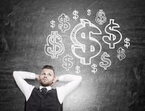 Mens die over geld denken royalty-vrije stock foto Mens die over geld denken royalty-vrije stock foto