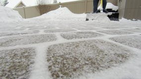 Mens die schop met behulp van om sneeuw na een langzame motie van het de winteronweer te verwijderen stock video Mens die schop met behulp van om sneeuw na een langzame motie van het de winteronweer te verwijderen stock video
