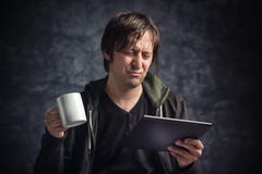 Mens die Slecht Nieuws op Digitale Tabletcomputer lezen royalty-vrije stock afbeelding Mens die Slecht Nieuws op Digitale Tabletcomputer lezen royalty-vrije stock afbeelding