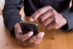 Mens die smartphone gebruiken Mens die smartphone gebruiken