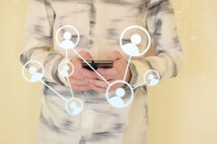 Mens die sociale media gebruiken stock afbeeldingen Mens die sociale media gebruiken stock afbeeldingen