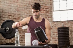 Mens die supplement van tin toevoegen aan fles stock foto Mens die supplement van tin toevoegen aan fles stock foto