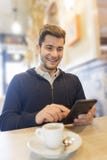 Mens die videopraatje op slimme telefoon hebben bij koffie royalty-vrije stock foto's Mens die videopraatje op slimme telefoon hebben bij koffie royalty-vrije stock foto's
