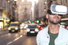 Mens die Virtuele Werkelijkheidsglazen gebruiken royalty-vrije stock afbeelding Mens die Virtuele Werkelijkheidsglazen gebruiken royalty-vrije stock afbeelding