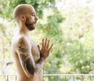 Mens die yoga doet stock afbeelding Mens die yoga doet stock afbeelding