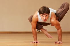 Mens die yoga doet royalty-vrije stock foto's Mens die yoga doet royalty-vrije stock foto's