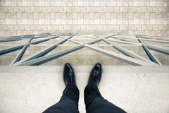 Mens die zich op de rand van het dak bevinden royalty-vrije stock afbeelding Mens die zich op de rand van het dak bevinden royalty-vrije stock afbeelding