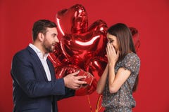 Mens die zijn meisje met een gift verrassen royalty-vrije stock afbeelding Mens die zijn meisje met een gift verrassen royalty-vrije stock afbeelding