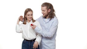 Mens die zijn partner met verlovingsring over geïsoleerde witte achtergrond verrassen stock videobeelden Mens die zijn partner met verlovingsring over geïsoleerde witte achtergrond verrassen stock videobeelden