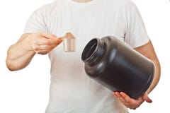 Mens die zijn posttraining eiwitschok voorbereidt royalty-vrije stock afbeeldingen Mens die zijn posttraining eiwitschok voorbereidt royalty-vrije stock afbeeldingen