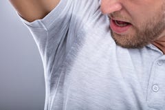 Mens die Zijn Zwetende Oksel bekijken stock foto's Mens die Zijn Zwetende Oksel bekijken stock foto's