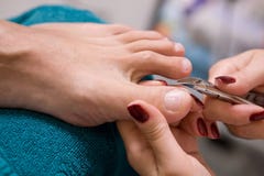 Mens en de procedure van pedicure royalty-vrije stock foto Mens en de procedure van pedicure royalty-vrije stock foto