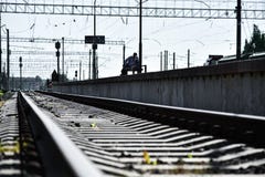 Mens en kind die op de trein bij het station wachten stock foto's Mens en kind die op de trein bij het station wachten stock foto's
