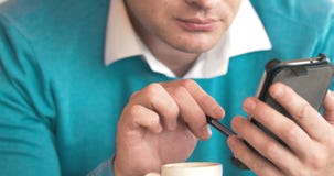 Mens gebruikend celtelefoon en makend nota's stock footage Mens gebruikend celtelefoon en makend nota's stock footage