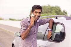 Mens het gelukkige spreken op de telefoon die op de deur van zijn auto leunen royalty-vrije stock foto Mens het gelukkige spreken op de telefoon die op de deur van zijn auto leunen royalty-vrije stock foto