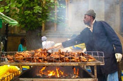 Mens het koken schokkip bij Notting-Heuvel Carnaval Londen stock afbeeldingen Mens het koken schokkip bij Notting-Heuvel Carnaval Londen stock afbeeldingen