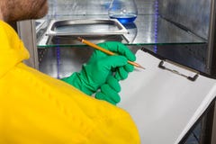 Mens in het laboratorium die nota's maken stock afbeeldingen Mens in het laboratorium die nota's maken stock afbeeldingen