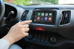 Mens het raken aan van het huisscherm het systeem van verschillende media met Autospel royalty-vrije stock foto Mens het raken aan van het huisscherm het systeem van verschillende media met Autospel royalty-vrije stock foto
