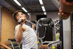 Mens met gewichtheffen in de sportclub van het gymnastiekmateriaal stock afbeelding Mens met gewichtheffen in de sportclub van het gymnastiekmateriaal stock afbeelding